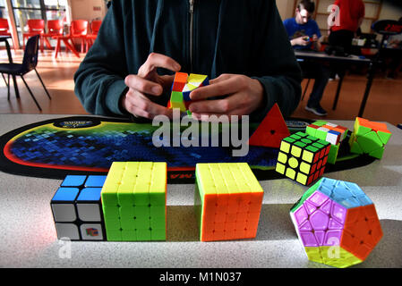 Syr Dafydd * plusieurs autres calvaires parsèment l'école primaire, Oakdale, a accueilli le premier hôte Welsh Open Championnats du Rubik's Cube. Organisé par l'Organisation mondiale de l'Association Cube Banque D'Images