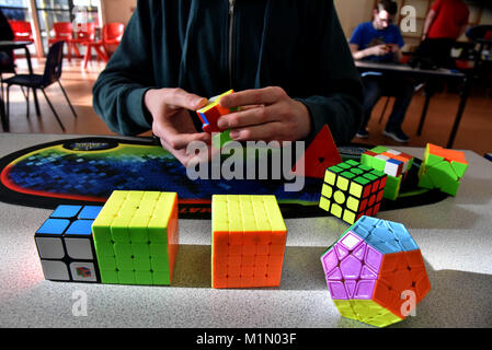 Syr Dafydd * plusieurs autres calvaires parsèment l'école primaire, Oakdale, a accueilli le premier hôte Welsh Open Championnats du Rubik's Cube. Organisé par l'Organisation mondiale de l'Association Cube Banque D'Images