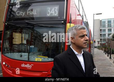 Maire de Londres Sadiq Khan parle aux médias après avoir pris le bus pour l'Hôtel de ville pour marquer le premier jour de la trémie d'illimité, ce qui permet des tarifs passagers de faire un nombre illimité de trajets de bus et de tramway dans une fenêtre d'une heure pour un tarif. Banque D'Images