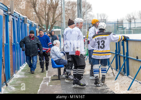 Moscou, Russie - 28 janvier, 2018 : match de hockey Amateur à un stade local dans le district de Kolomenskoye Banque D'Images