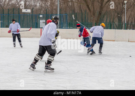 Moscou, Russie - 28 janvier, 2018 : match de hockey Amateur à un stade local dans le district de Kolomenskoye Banque D'Images