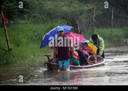 Les résidents ont traversé des flaques dans Baleendah inondation, Bandung, Java ouest, Bandung, en Asie du Sud-Est, l'Asie Banque D'Images