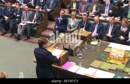 Le Secrétaire aux affaires étrangères de l'ombre Emily Thornberry, au nom de Jeremy Corbyn, parle lors de questions au premier ministre à la Chambre des communes, Londres. Banque D'Images