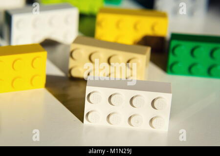 PRAGUE, RÉPUBLIQUE TCHÈQUE - 31 janvier : Lego briques colorées par le groupe Lego isolé sur fond blanc le 31 janvier 2018 à Prague, République Tchèque Banque D'Images