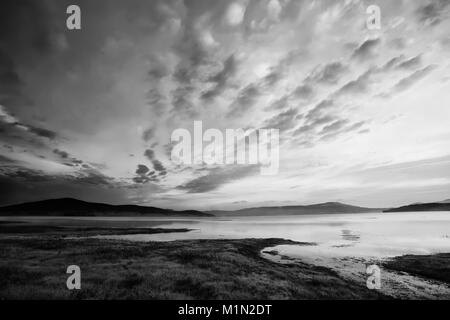 Haut contraste noir et blanc ciel au-dessus du lac de montagne Banque D'Images