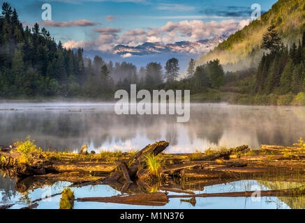 Lac de l'ours, le brouillard au lever du soleil, l'anglais Pk et Mt Denver en dist, Selkirk Mtns, Zincton diviser, près de Retallack Ghost Town, British Columbia, Canada Banque D'Images