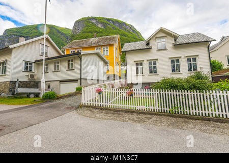 L'Aurlandsfjorden à Undredal village et les montagnes, Norvège, Scandinavie, municipalité d'Aurland, le Sognefjorden, comté de Sogn og Fjordane Banque D'Images