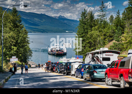 File de voitures en attente de galène MV pour arriver au terminal de ferries de lacs Arrow supérieur à Galena Bay, à l'ouest de la région de Kootenay, Colombie-Britannique, Canada Banque D'Images