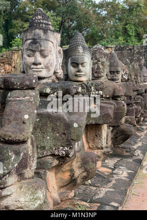 Des statues de dieux à South Gate causeway, Angkor Thom, au Cambodge Banque D'Images