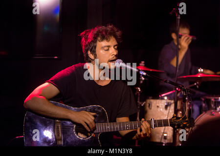 Le groupe indie pop italienne Mme conduite Satan effectue un concert live à Madame Felle à Bergen. Le Groupe de Londres/Naples effectue couvre chants de célèbres chansons de heavy metal. La Norvège, 08/11 2015. Banque D'Images