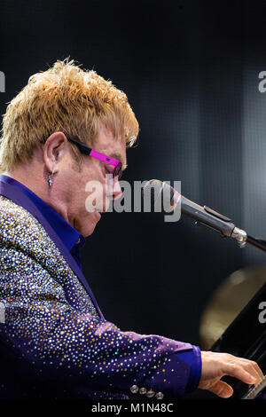 La chanteuse, auteur et compositeur Sir Elton John effectue un concert live avec son groupe à Koengen de Bergen. La Norvège, 03/07 2015. Banque D'Images