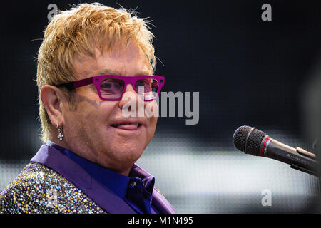 La chanteuse, auteur et compositeur Sir Elton John effectue un concert live avec son groupe à Koengen de Bergen. La Norvège, 03/07 2015. Banque D'Images