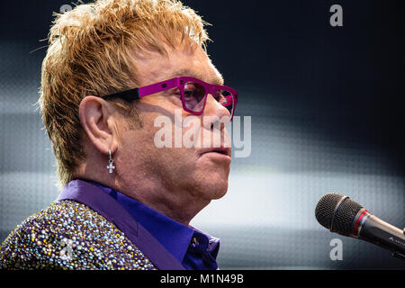 La chanteuse, auteur et compositeur Sir Elton John effectue un concert live avec son groupe à Koengen de Bergen. La Norvège, 03/07 2015. Banque D'Images