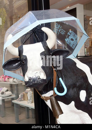 La figure de vache avec parapluie en porte de shop à Santa Cruz de Tenerife, Canaries, Espagne Banque D'Images