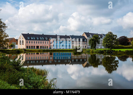 Maisons scandinaves modernes en Hillerod, Danemark. Foyers danois colorée reflétée dans l'eau de canal, dans petite ville près de Copenhague, Danemark. Banque D'Images
