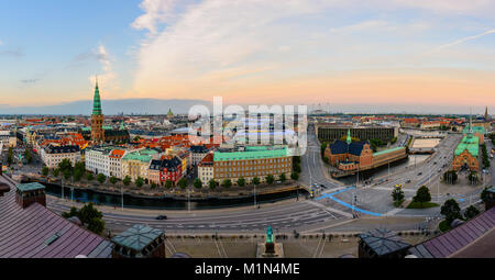 Vue panoramique du soir, les rues de Copenhague, les toits de la chambre d'eau du canal, Spiel des Église et Nikolaj dome d'Amalienborg. Panorama de la vieille ville. Danemark capita Banque D'Images