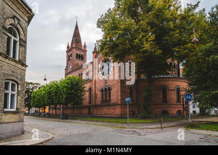 Eglise Saint-Paul à Copenhague, Danemark. L'église catholique en brique, pavé, rue de l'automne et de feuilles mortes sur la vieille ville. Banque D'Images