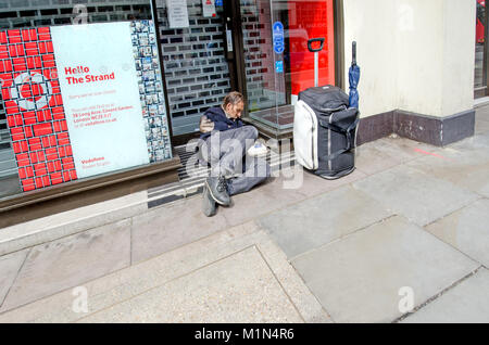 Londres, Angleterre, Royaume-Uni. Sans-abri d'une porte dans le Strand Banque D'Images