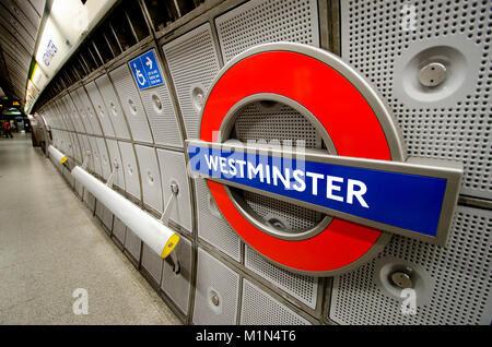 Londres, Angleterre, Royaume-Uni. La plate-forme de la station de métro Westminster Banque D'Images