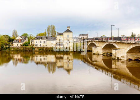 Vieilles maisons construites sur une île au milieu de la Vienne à Chinon. Le pont traverse de Chinon pour Le Faugourg St Jacques Banque D'Images