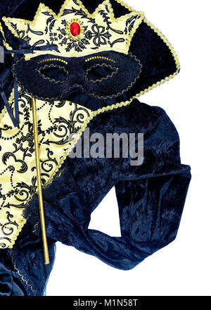 Costume carnaval noir et or avec masque sur fond blanc , vertical droit idéal pour les affiches et copy space Banque D'Images