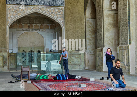 Isfahan, Iran - le 24 avril 2017 : les hommes iraniens et femme prie dormir dans la mosquée de Jame. Banque D'Images