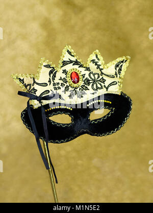 Masque de carnaval noir et or sur un fond transparent , vertical droit idéal pour les affiches et copie espace en haut Banque D'Images