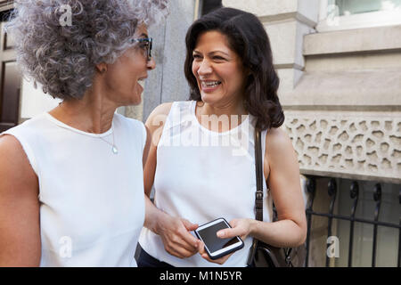 Deux collègues de travail pour les femmes de parler dans la rue, Close up Banque D'Images