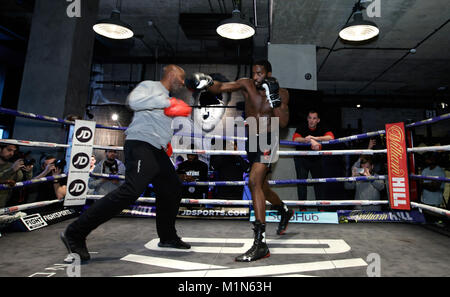 Lawrence Okolie lors d'une séance publique à l'BXR Sport, Londres. Banque D'Images