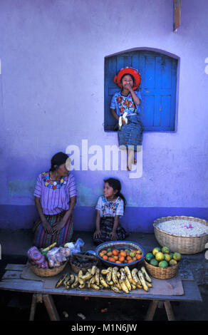 Le Guatemala. Santiago de Atitlšn. Lago de Atitlan. Marché. Maya girl Sitting par fenêtre. Banque D'Images