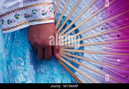 La Chine. Hong Kong. Woman's Hand Holding ventilateur au festival de Tin Hau. Banque D'Images