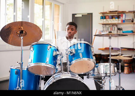 Les adolescents de sexe masculin à jouer de la batterie de l'élève en Leçon de Musique Banque D'Images