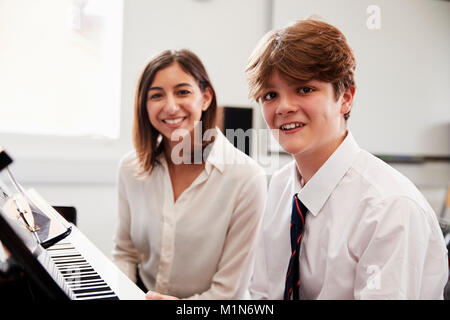 Portrait de l'élève avec l'enseignant à jouer du piano dans la Leçon de Musique Banque D'Images