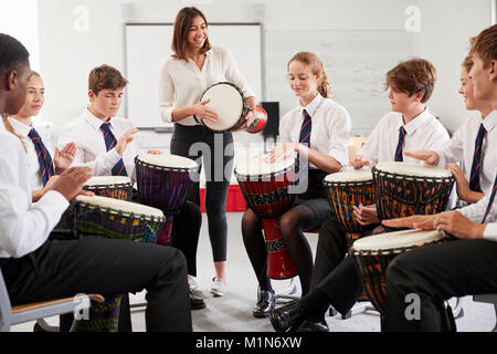 Les étudiants qui étudient la percussion dans la classe de musique Banque D'Images