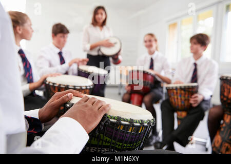Les étudiants qui étudient la percussion dans la classe de musique Banque D'Images