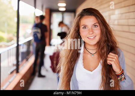 Portrait of Female Teenage Student sur College avec des amis Banque D'Images