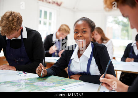 Portrait of Teenage students studying Together in Art Class Banque D'Images