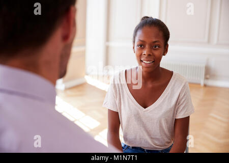 Femme Teenage Student Having Discussion avec tuteur Banque D'Images