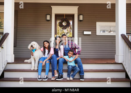 Famille avec enfants et chien s'asseoir sur les mesures d'accueil Banque D'Images