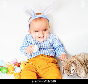 Happy Baby Boy avec lapins oreilles on white Banque D'Images