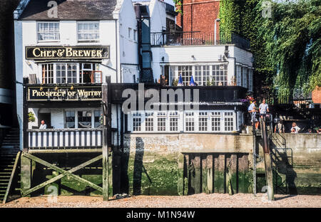 La perspective de Whitby, l'une des plus anciennes maisons publiques à Londres et le plus vieux pub de Riverside, sur la Tamise. Banque D'Images