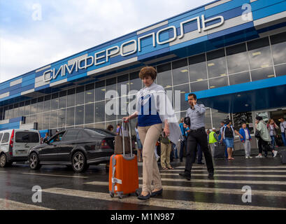 Simferopol, Russie - 15 juin 2016 : Les passagers de quitter le bâtiment de l'aéroport de Simferopol Banque D'Images