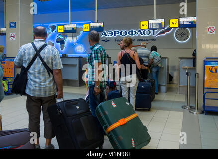 Simferopol, Russie - 15 juin 2016 : Les passagers en attente d'enregistrement, au guichet de la compagnie aérienne Aeroflot', 'l'aéroport de Simferopol Banque D'Images