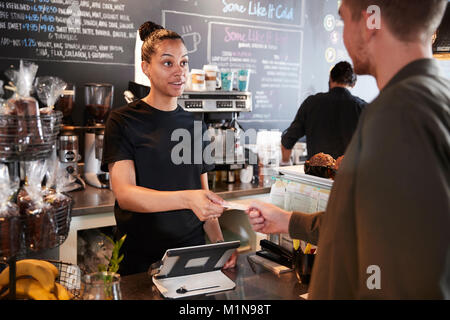 Le paiement du client dans un café à l'aide de cartes de crédit Banque D'Images