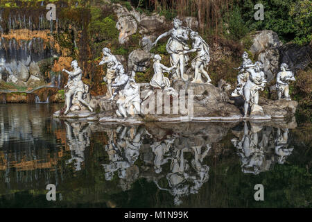 Statues mythologiques de nymphes et de dieux dans le jardin Palais Royal de Caserta : La Fontaine de Diane et Actéon (Palais Royal de Caserta) Banque D'Images