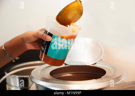 Close Up de serveuse dans Café sert soupe maison Banque D'Images