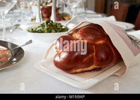 Pain Challah sur un set de table pour Shabbat juif, Close up Banque D'Images