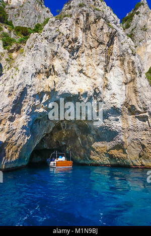 La grotte blanche de l'île de Capri, Italie. Les roches du littoral sur la mer Méditerranée à l'île de Capri à partir d'une excursion en bateau à moteur. Banque D'Images