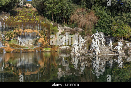 Statues mythologiques de nymphes et de dieux dans le jardin Palais Royal de Caserta : La Fontaine de Diane et Actéon (Palais Royal de Caserta) Banque D'Images