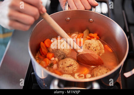 Close up of woman cooking balle matzon juif soup Banque D'Images